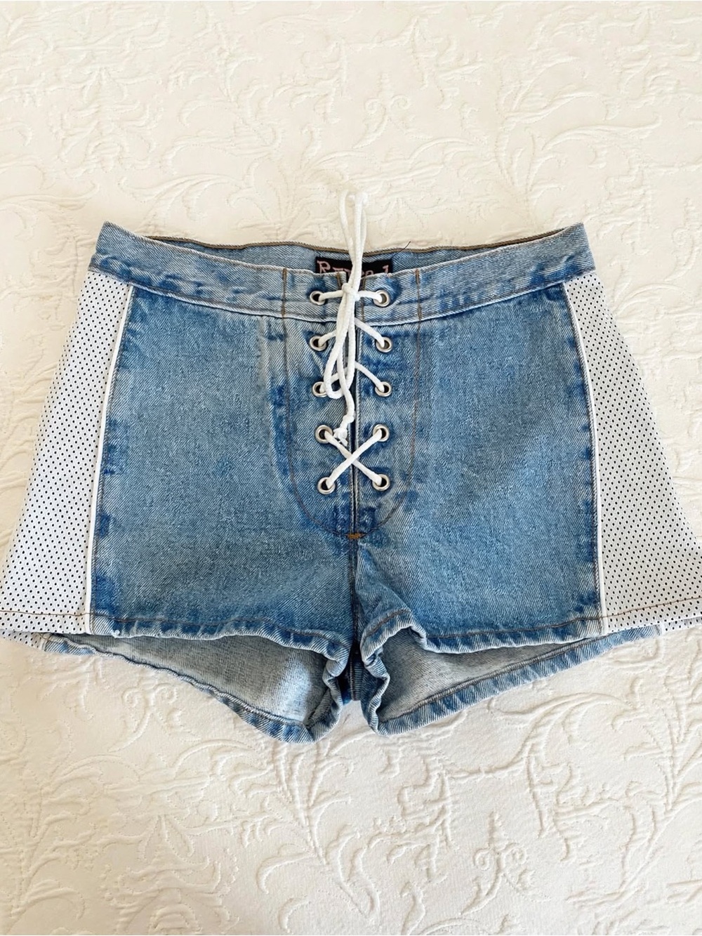 Y2K Vintage 1990s High-Rise Lace-Up Jean Short Shorts Size 27 Light StoneWash